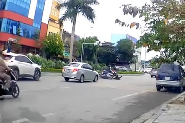 Lao thẳng xe máy ra đường, người đàn ông gây tai nạn cho phương tiện khác