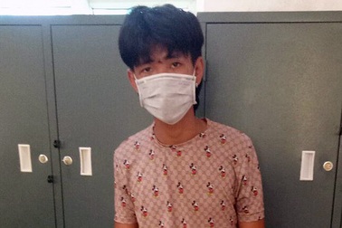 Hà Nội: Nam thanh niên tông thẳng xe vào cảnh sát để "thông chốt" kiểm dịch