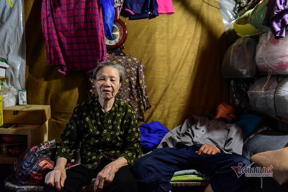 Chàng trai nghèo chở mẹ đi nhặt phế liệu khắp Sài Gòn - 6 Chàng trai nghèo chở mẹ đi nhặt phế liệu khắp Sài Gòn - 6