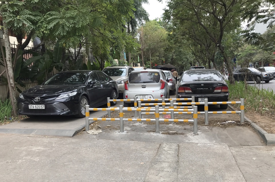 Vỉa hè Hà Nội lát đá bền trăm năm để... đỗ ô tô cho chắc chắn? - 6 Vỉa hè Hà Nội lát đá bền trăm năm để... đỗ ô tô cho chắc chắn? - 6