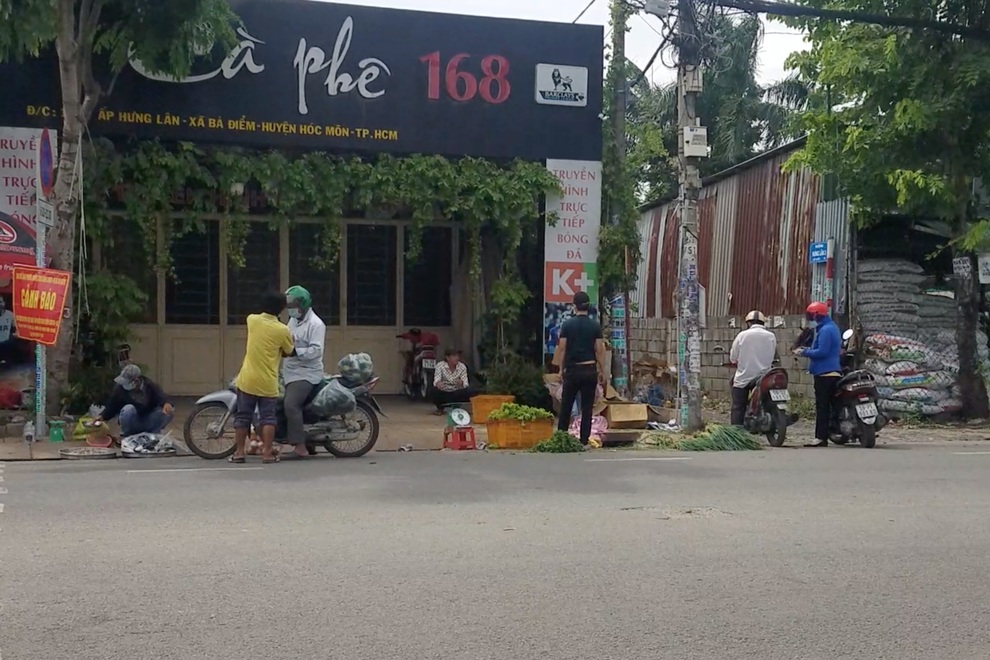 TPHCM: Người dân vẫn vô tư họp chợ trong ngày đầu thực hiện Chỉ thị 16 - 1 TPHCM: Người dân vẫn vô tư họp chợ trong ngày đầu thực hiện Chỉ thị 16 - 1
