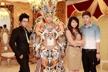 Nam Thành khoe trang phục dân tộc