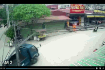 Hi hữu bó sắt trên xe tải "hạ gục" người ngồi sau xe máy