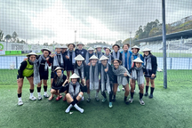 Huỳnh Như tặng quà đặc biệt cho đồng đội ở Lank FC