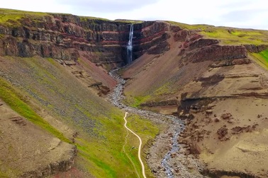 Thác nước đổ từ độ cao 128 m xuống các tầng địa chất nhiều màu sắc