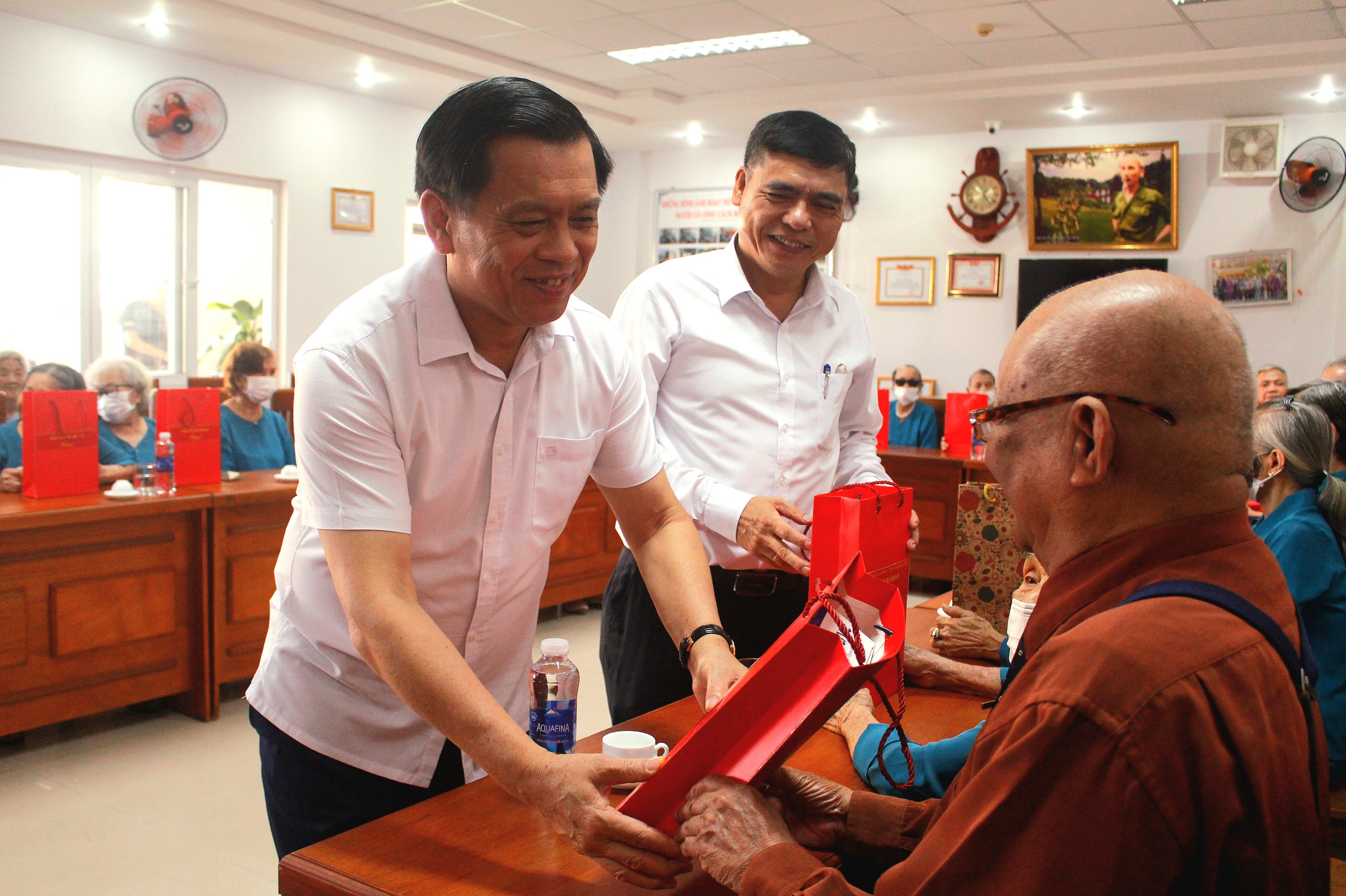 Thứ trưởng Nguyễn Bá Hoan thăm, tặng quà người có công tại Đà Nẵng - 1