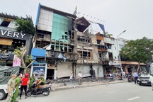 Chi nhánh ngân hàng cháy rực lúc rạng sáng