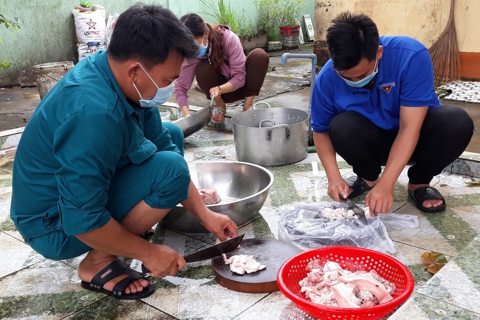 Nam đoàn viên vừa trực chốt vừa vào bếp nấu cơm hỗ trợ tuyến đầu chống dịch - 1 Nam đoàn viên vừa trực chốt vừa vào bếp nấu cơm hỗ trợ tuyến đầu chống dịch - 1