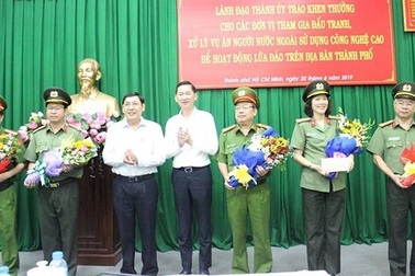 Khen thưởng lực lượng phá băng nhóm người nước ngoài lừa đảo công nghệ