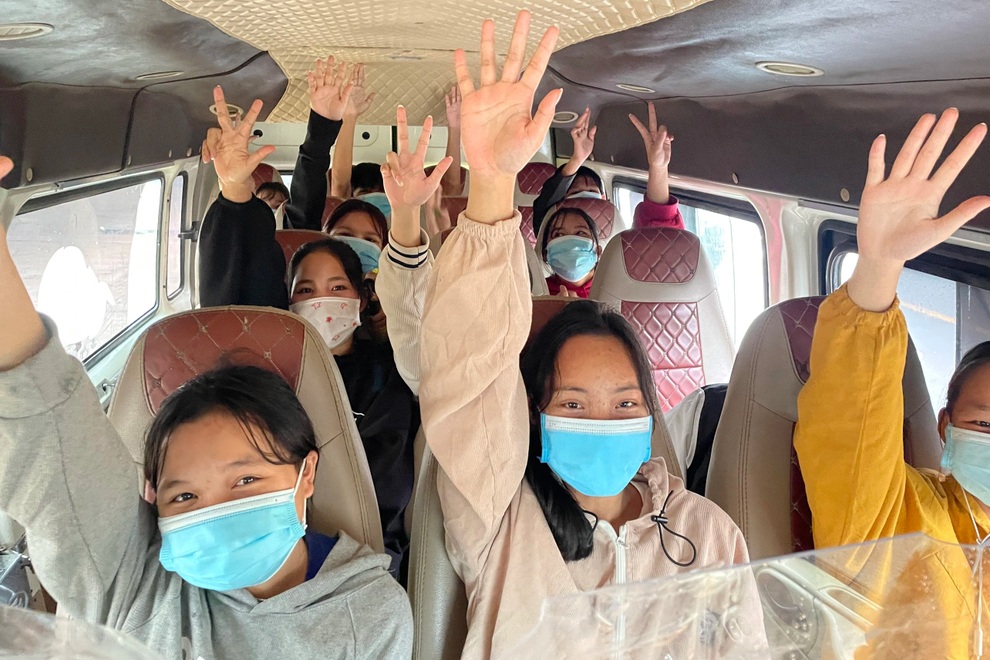 Thầy giáo chở hàng trăm học trò miền núi về thành phố điều trị Covid-19 - 2