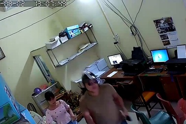 Trộm điện thoại trong cửa hàng photocopy.