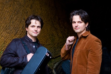 Cặp song sinh guitar người Đức mở màn Liên hoan Âm nhạc châu Âu 2013