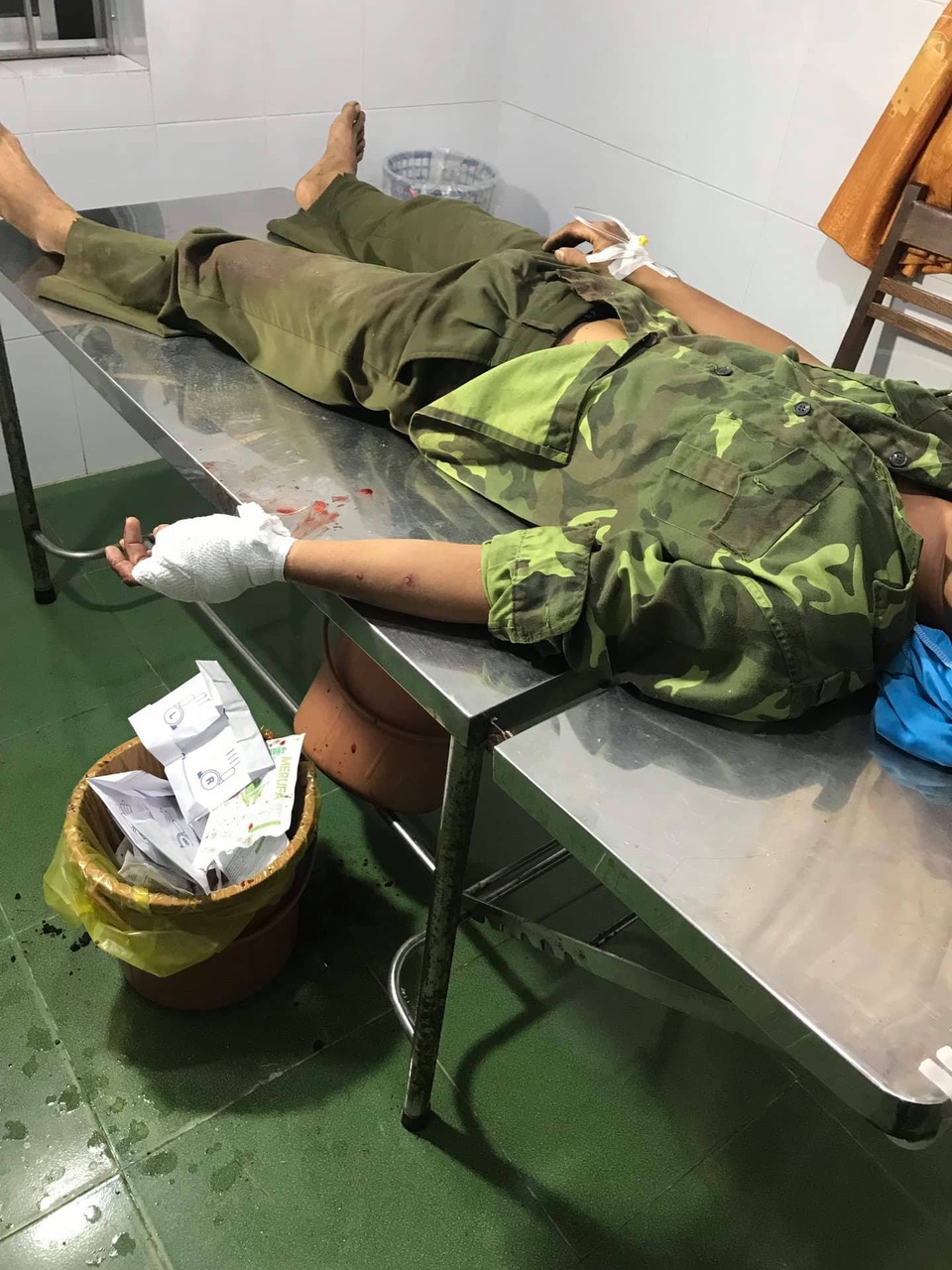 Khởi tố đối tượng chém đứt gân tay cán bộ kiểm lâm - 2 Khởi tố đối tượng chém đứt gân tay cán bộ kiểm lâm - 2