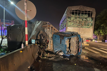 Tai nạn giữa 2 ô tô và xe container, 2 người thương vong