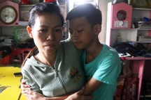 Cậu bé định đạp xe vượt 400km vào Nam thăm mẹ: Vỡ òa phút gặp lại!