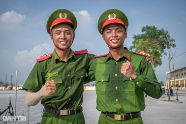 Cặp sinh đôi tự hào cùng tập luyện diễu binh kỷ niệm 80 năm Quốc khánh