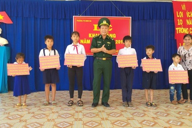 BĐBP Đồng Tháp trao học bổng và quà đến học sinh nghèo vùng biên