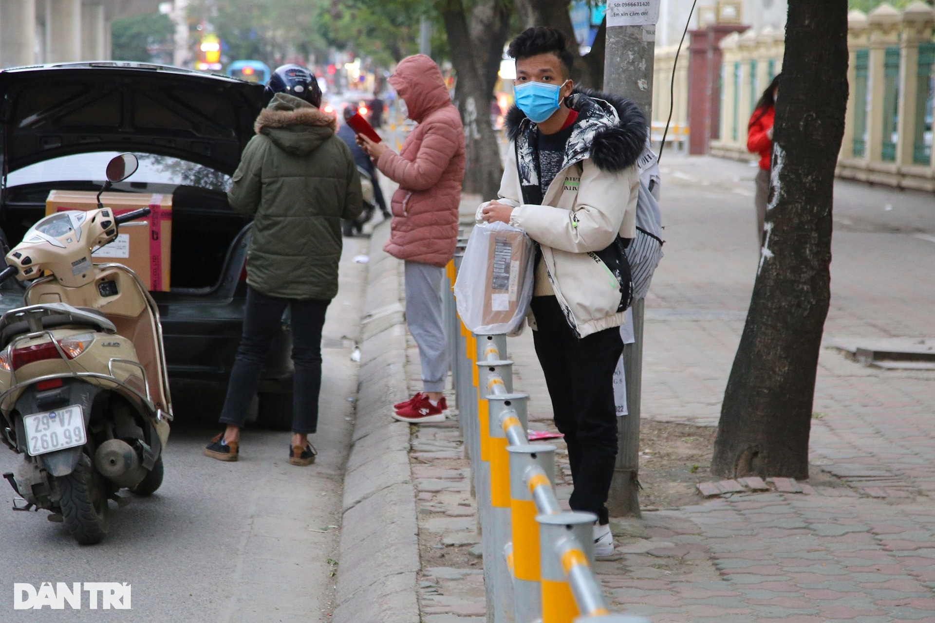 Rào chắn vỉa hè ngăn xe máy gây khó, người đi bộ bất đắc dĩ phải trèo qua - 4 Rào chắn vỉa hè ngăn xe máy gây khó, người đi bộ bất đắc dĩ phải trèo qua - 4