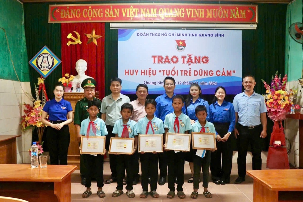 5 học sinh cấp 2 cứu người đuối nước được tặng Huy hiệu Tuổi trẻ dũng cảm - 1 5 học sinh cấp 2 cứu người đuối nước được tặng Huy hiệu Tuổi trẻ dũng cảm - 1