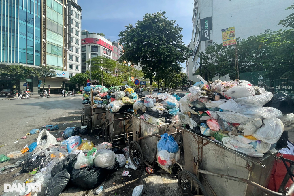 Rác thải chất đống, bốc mùi hôi thối trên đường phố Hà Nội - 5 Rác thải chất đống, bốc mùi hôi thối trên đường phố Hà Nội - 5