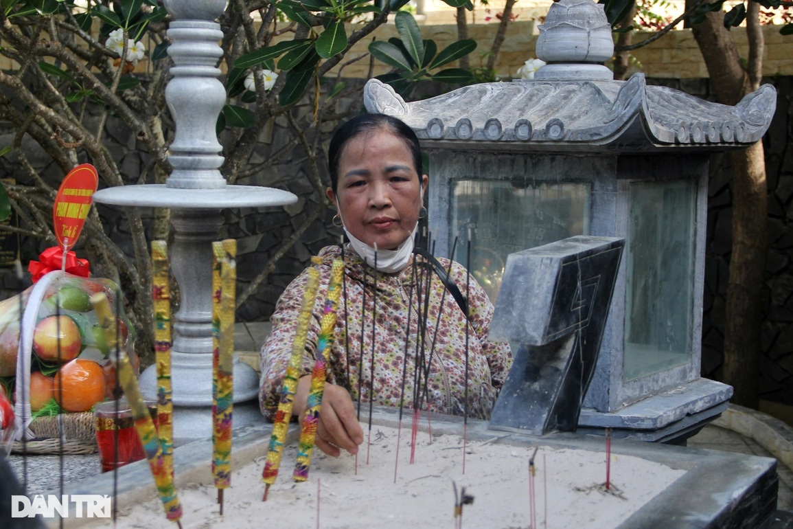 Dòng người xúc động dâng hương tại khu tưởng niệm 64 liệt sĩ Gạc Ma - 9 Dòng người xúc động dâng hương tại khu tưởng niệm 64 liệt sĩ Gạc Ma - 9