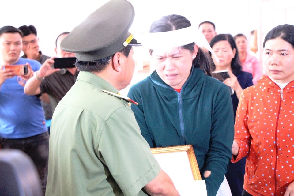Thăng quân hàm cho Đại úy công an bị đâm chết trong ngày 30 Tết - 3 Thăng quân hàm cho Đại úy công an bị đâm chết trong ngày 30 Tết - 3