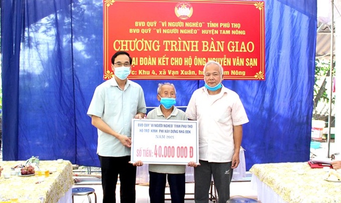 Chủ tịch Ủy ban MTTQ tỉnh Phú Thọ Nguyễn Hải trao biểu trưng tiền hỗ trợ xây dựng nhà “Đại đoàn kết” cho ông Nguyễn Văn Sạn (khu 4, xã Vạn Xuân, huyện Tam Nông).