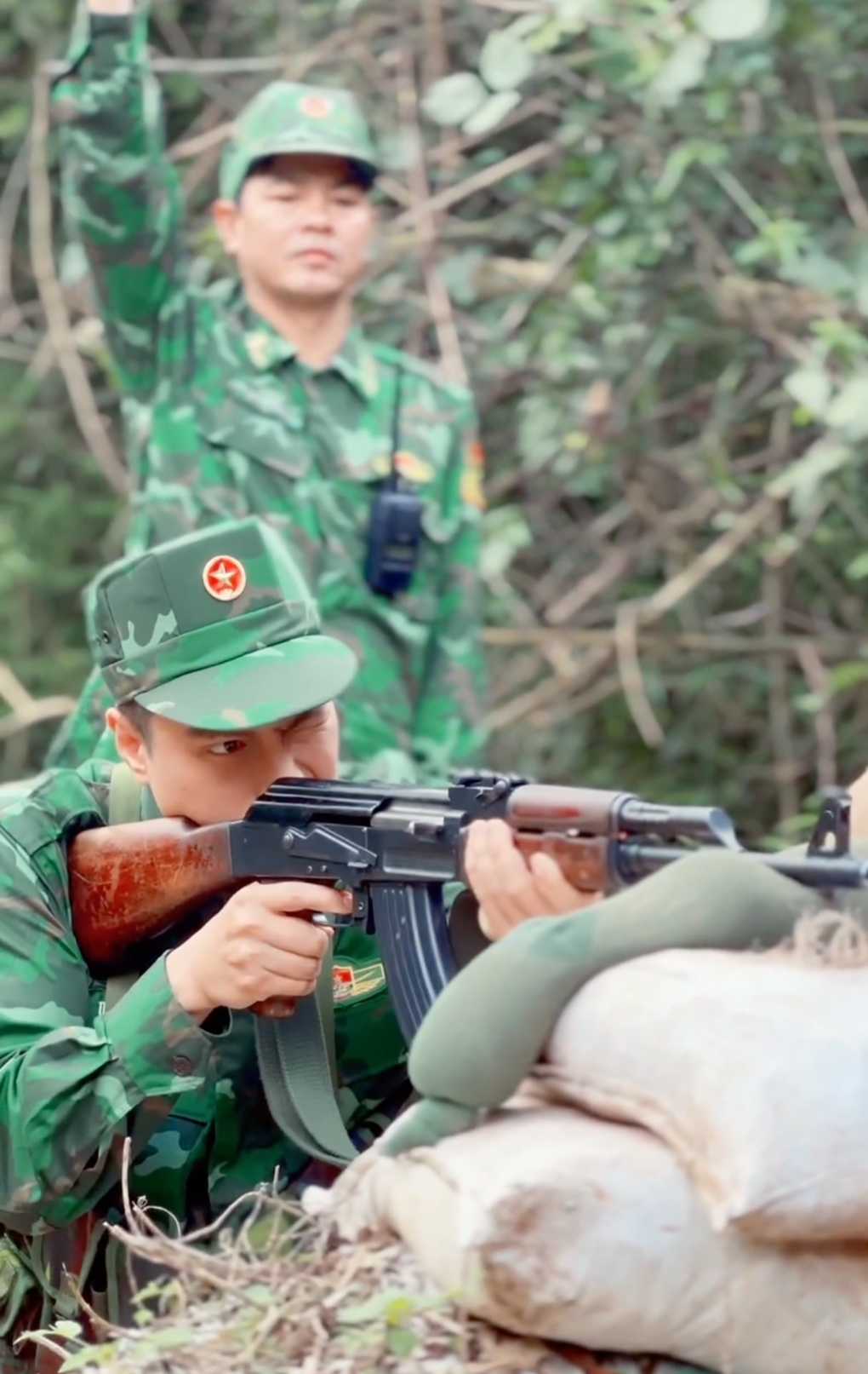 Việt Anh căng thẳng khi bắn đạn thật trong phim giờ vàng VTV - 1 Việt Anh căng thẳng khi bắn đạn thật trong phim giờ vàng VTV - 1