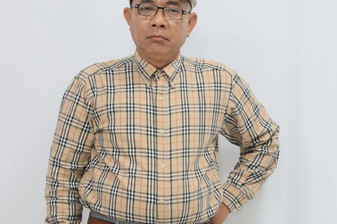 Nghệ sĩ Trung Dân bị cha 97 tuổi mắng vì khoe của