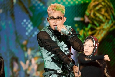 Hàng ngàn khán giả đội mưa cổ vũ nhóm nhạc mới sau "Anh trai chông gai"