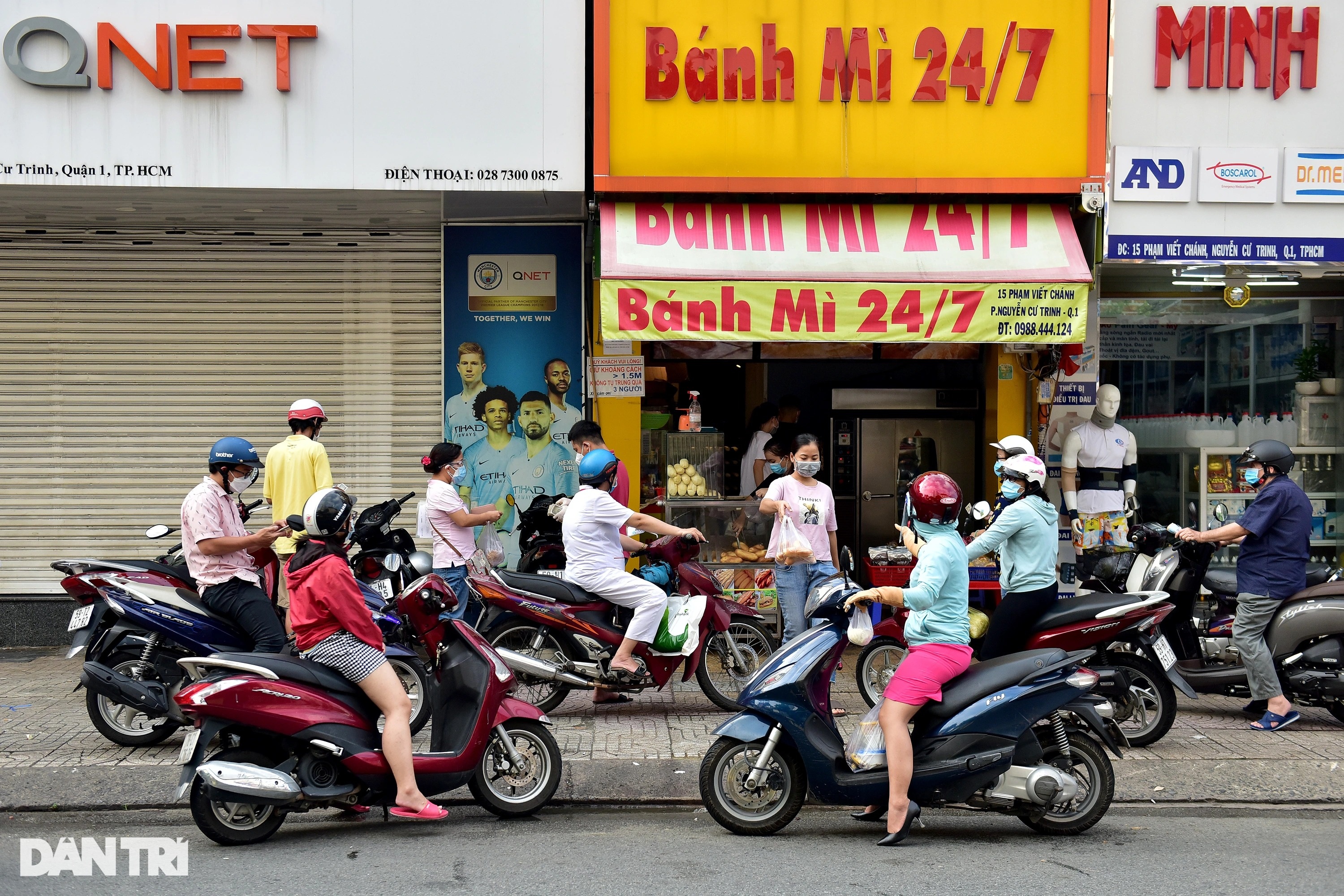 Người dân TPHCM xếp hàng mua đồ ăn sáng.jpeg Người dân TPHCM xếp hàng mua đồ ăn sáng.jpeg
