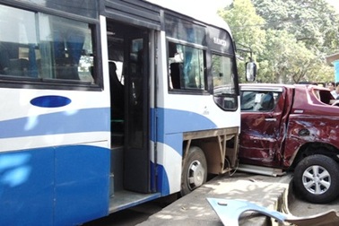 Tai nạn giao thông liên hoàn, hàng chục hành khách hoảng loạn