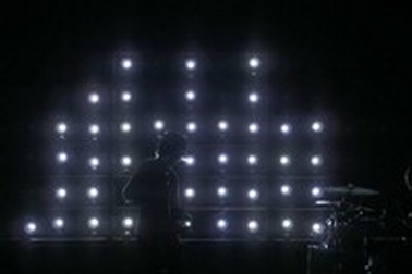 Phông sân khấu đẹp ấn tượng làm bằng...250 chiếc máy ảnh