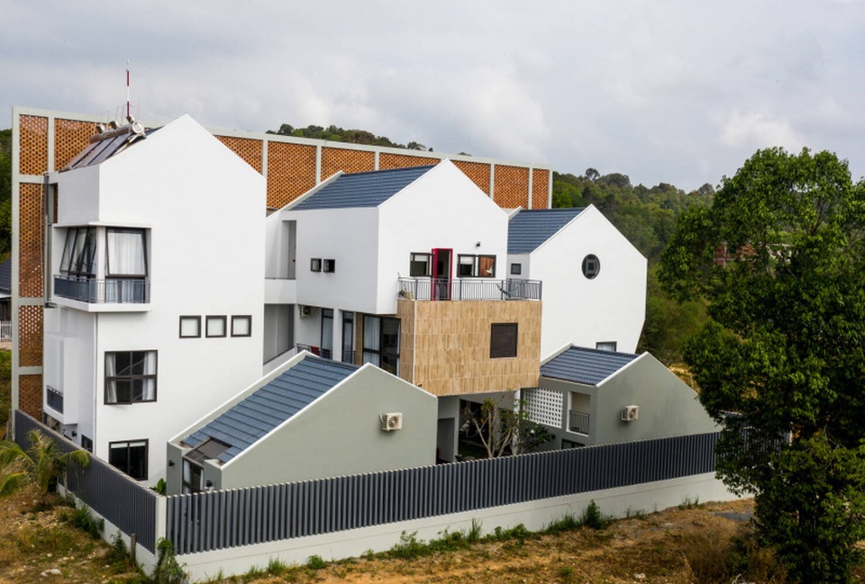 Vợ chồng ở Phú Quốc xây tường “khổng lồ” tránh nắng cho biệt thự “khủng” - 2