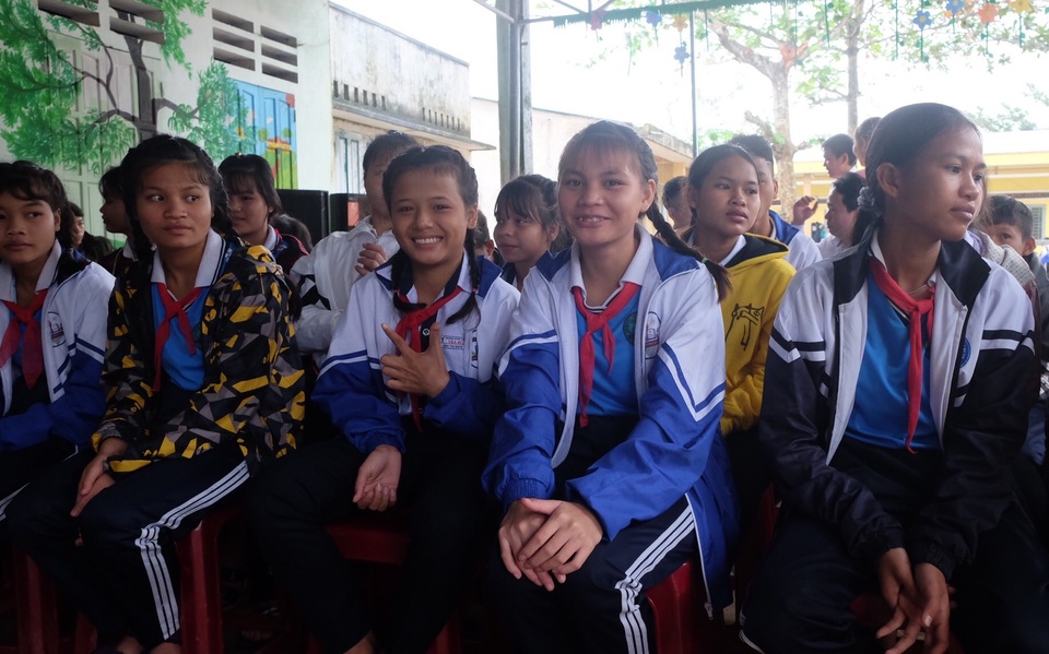 Khởi công xây dựng phòng bán trú bị hư hỏng dành tặng các em học sinh - 6 Khởi công xây dựng phòng bán trú bị hư hỏng dành tặng các em học sinh - 6