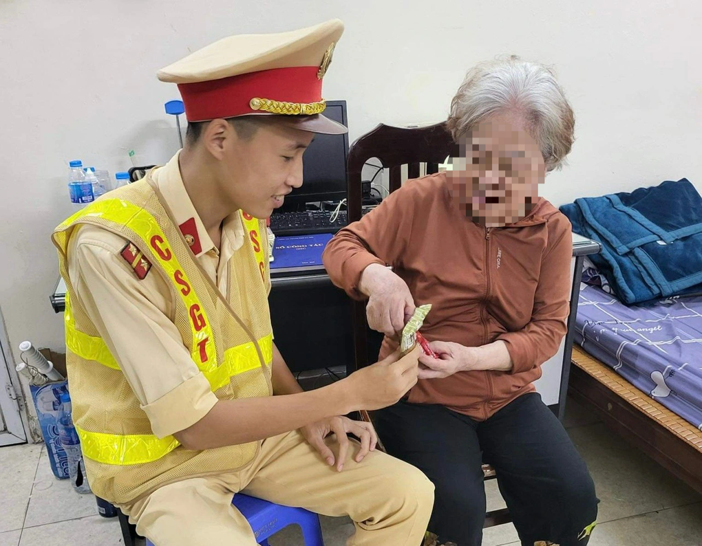 CSGT Hà Nội đưa cụ bà đi lạc 10km về với gia đình - 1