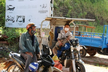 Tài xế xe ôm chật vật vì Covid-19, ngày kiếm không được một bữa cơm