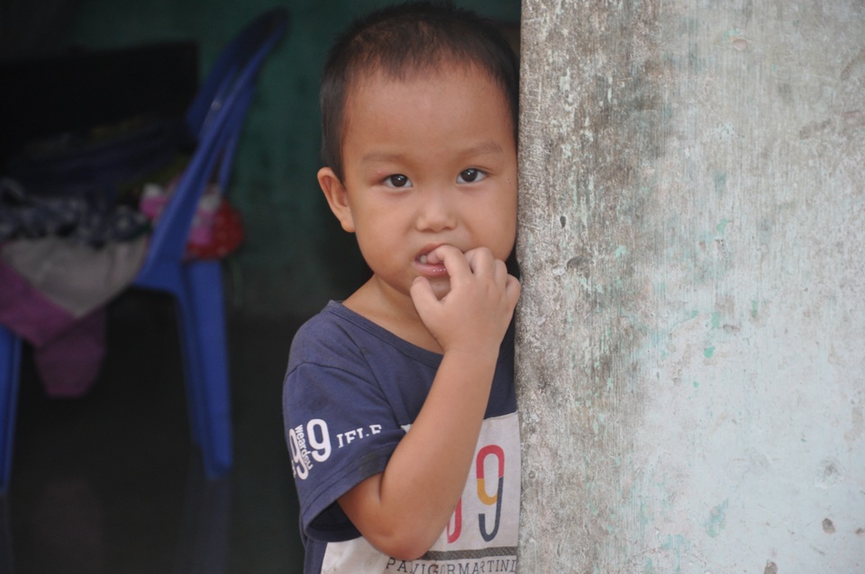 Hai đứa trẻ mồ côi khốn khổ đói run người trong túp lều nóng như lò bánh mì - 1 Hai đứa trẻ mồ côi khốn khổ đói run người trong túp lều nóng như lò bánh mì - 1