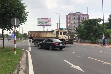 "Hung thần" xe ben rầm rập chạy trên đường cấm