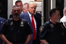 Ông Trump hé lộ phản ứng bất ngờ của nhân viên tòa án khi trình diện