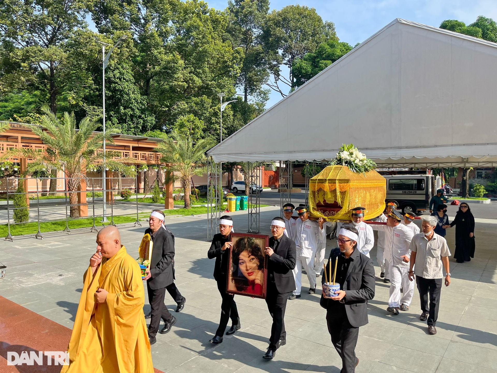 Đám tang minh tinh Thẩm Thúy Hằng: Các con tề tựu, NSND Kim Cương bật khóc - 1 Đám tang minh tinh Thẩm Thúy Hằng: Các con tề tựu, NSND Kim Cương bật khóc - 1