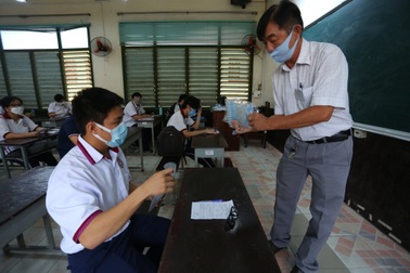 TPHCM: Ít thí sinh mang kính chống giọt bắn đến điểm đăng kí dự thi