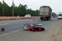 Hai vợ chồng tử vong sau va chạm với xe tải