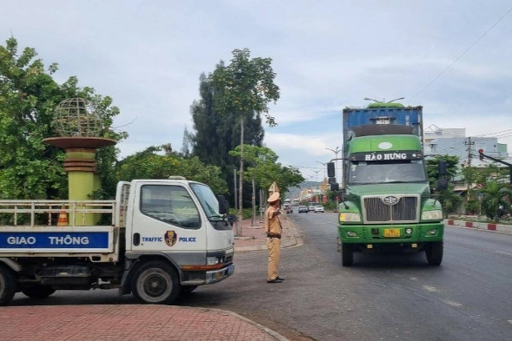Chủ tịch tỉnh Bình Định quay video xe vi phạm gửi giám đốc sở yêu cầu xử lý - 2 Chủ tịch tỉnh Bình Định quay video xe vi phạm gửi giám đốc sở yêu cầu xử lý - 2