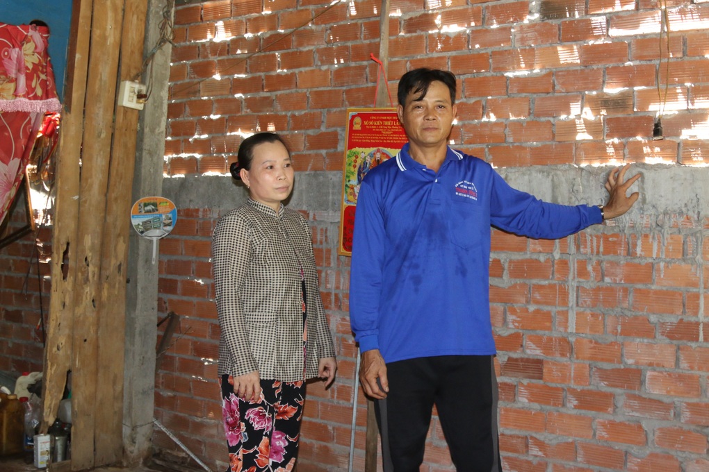 Con gái mắc bệnh hiểm nghèo, nhà sắp sập cũng không dám sửa - 2 Con gái mắc bệnh hiểm nghèo, nhà sắp sập cũng không dám sửa - 2