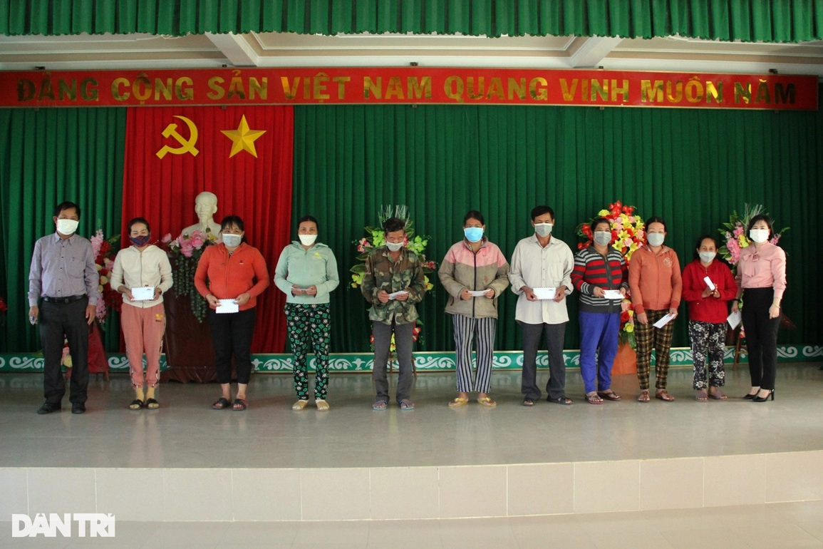 Bạn đọc tiếp tục hỗ trợ hơn 100 triệu đồng đến người dân vùng lũ Phú Yên - 4 Bạn đọc tiếp tục hỗ trợ hơn 100 triệu đồng đến người dân vùng lũ Phú Yên - 4