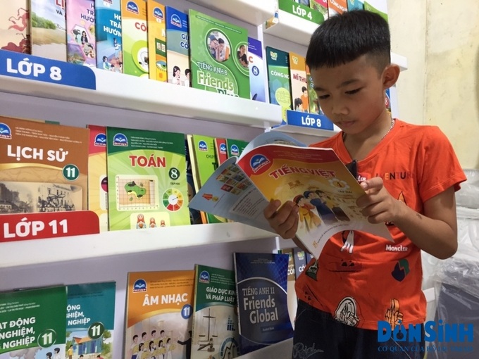 Học sinh tìm mua sách giáo khoa cho năm học mới tại một nhà sách trên phố Lý Thường Kiệt (Hà Nội).