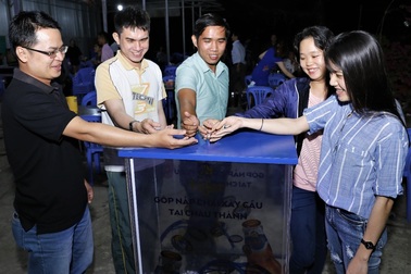 Điều bất ngờ khi nắp chai được tái chế để xây cầu