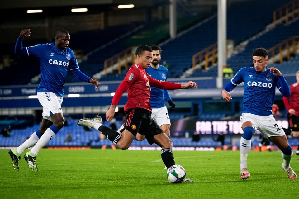 Everton 0-2 Man Utd: Những bàn thắng muộn của Cavani, Martial - 2