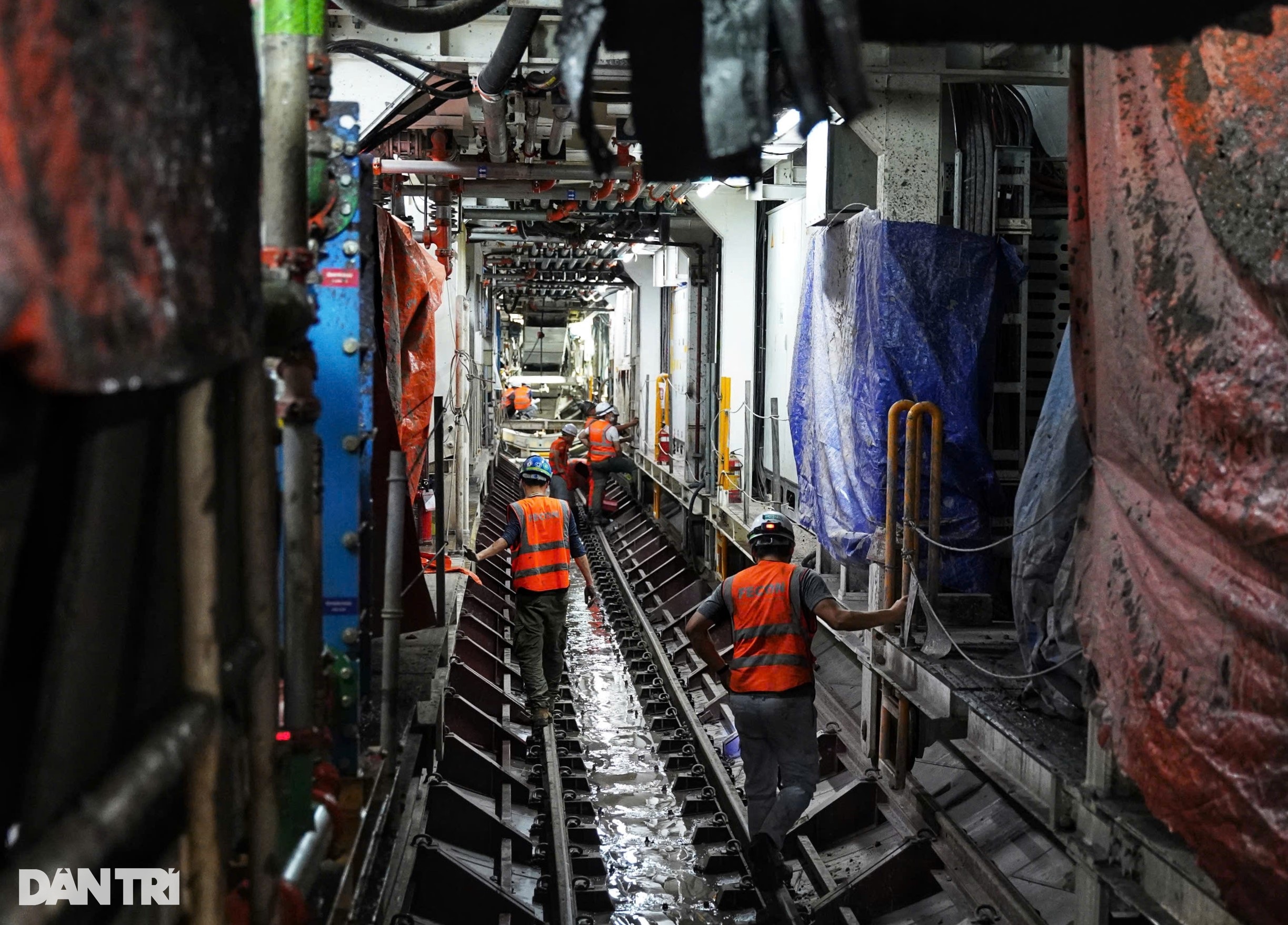 View - Cận cảnh máy đào hầm metro xuyên dưới lòng phố Kim Mã | Báo Dân trí